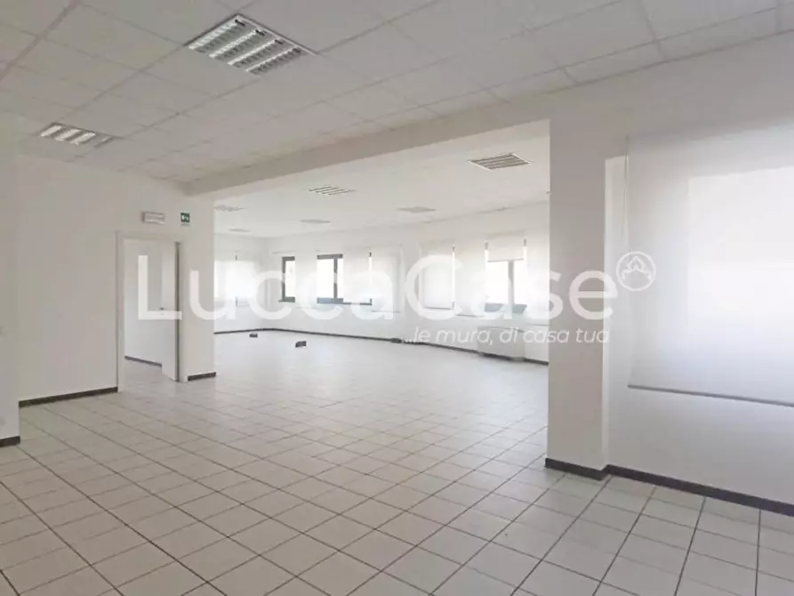 Immagine 10 di Ufficio in vendita  a Lucca