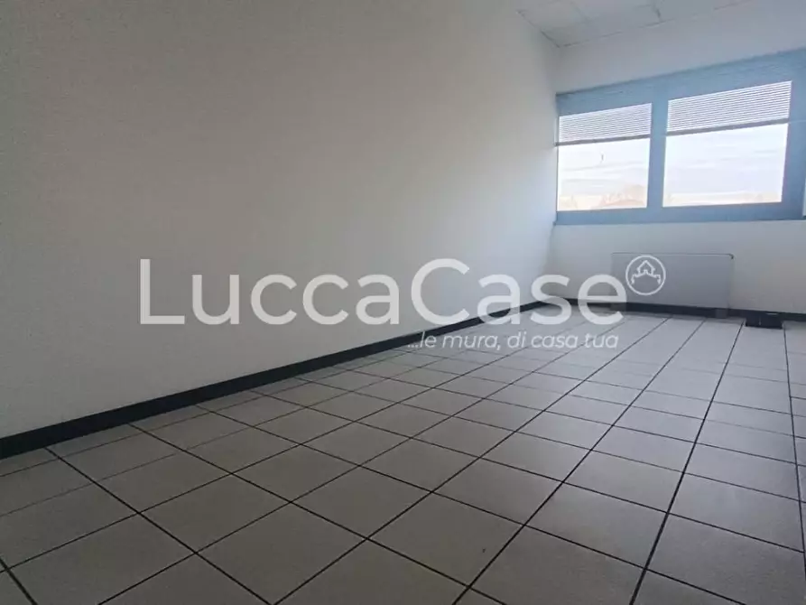 Immagine 19 di Ufficio in vendita  a Lucca