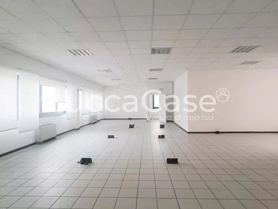 Immagine 4 di Ufficio in vendita  a Lucca