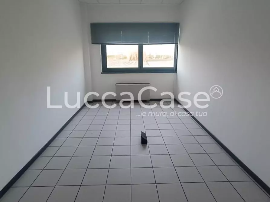 Immagine 13 di Ufficio in vendita  a Lucca