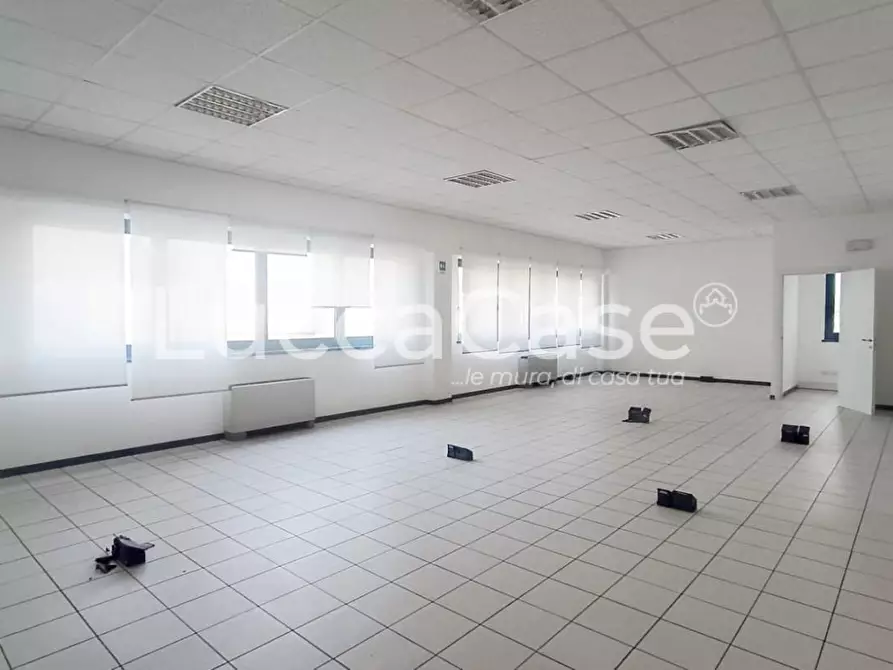 Immagine 6 di Ufficio in vendita  a Lucca