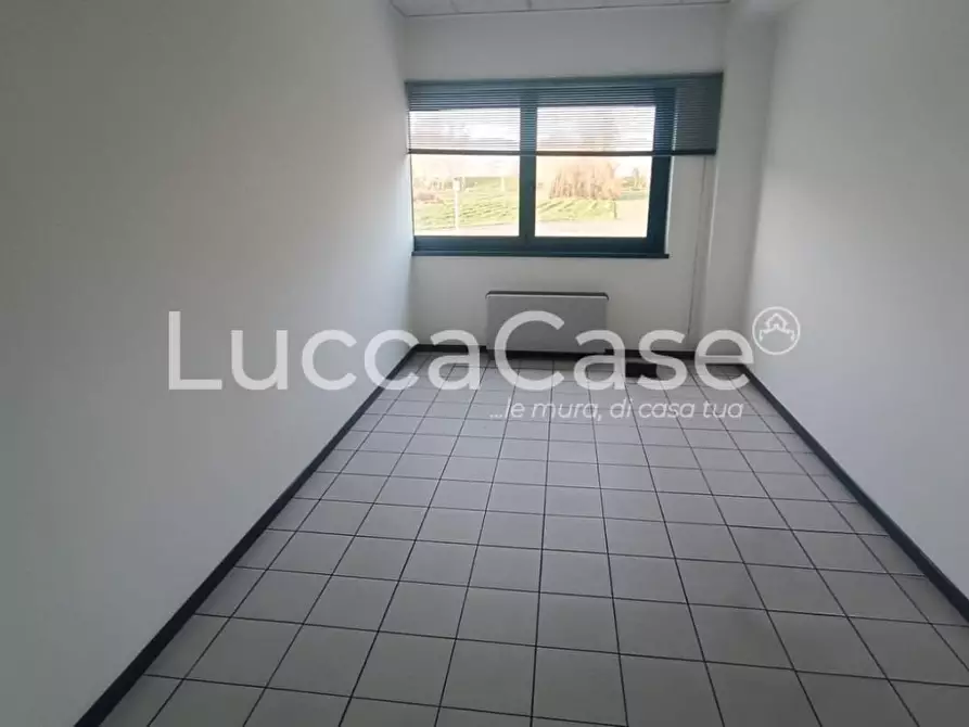 Immagine 18 di Ufficio in vendita  a Lucca