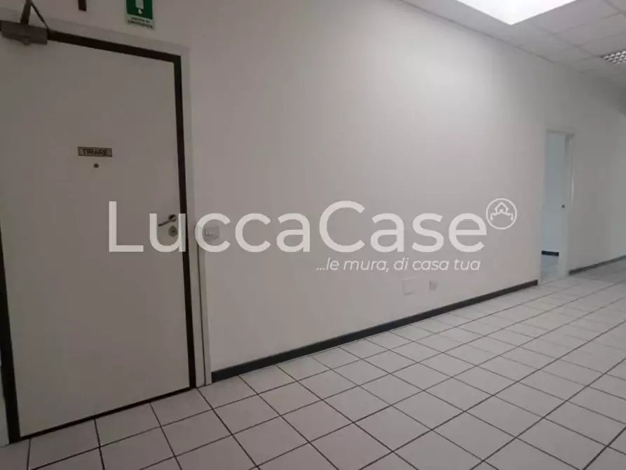 Immagine 15 di Ufficio in vendita  a Lucca