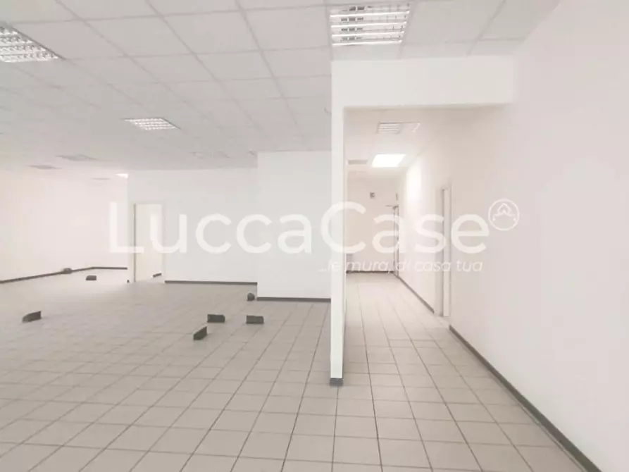 Immagine 7 di Ufficio in vendita  a Lucca