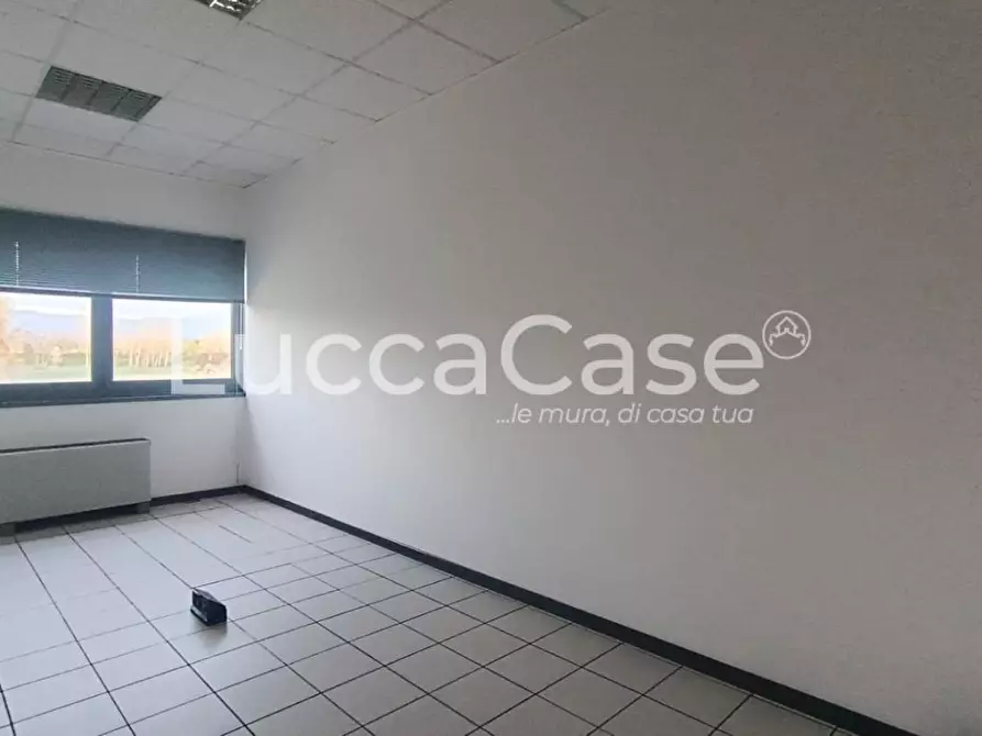 Immagine 20 di Ufficio in vendita  a Lucca