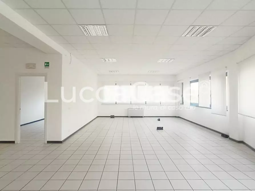 Immagine 8 di Ufficio in vendita  a Lucca
