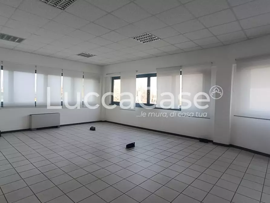 Immagine 12 di Ufficio in vendita  a Lucca