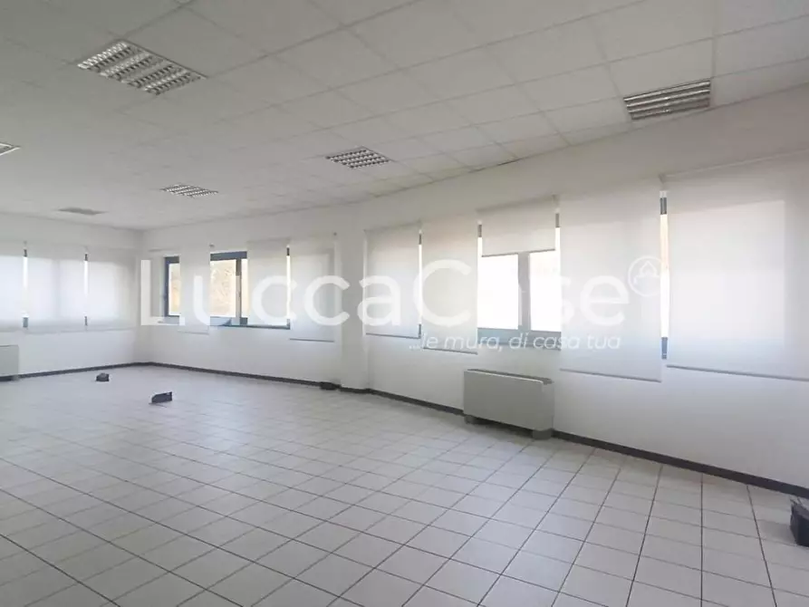 Immagine 3 di Ufficio in vendita  a Lucca