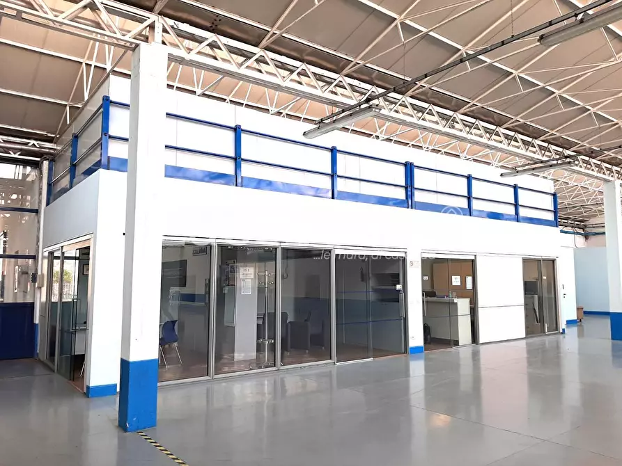 Immagine 1 di Attività artigianale in affitto  a Lucca