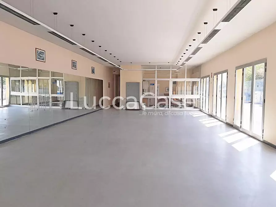 Immagine 2 di Locale commerciale in affitto  a Lucca