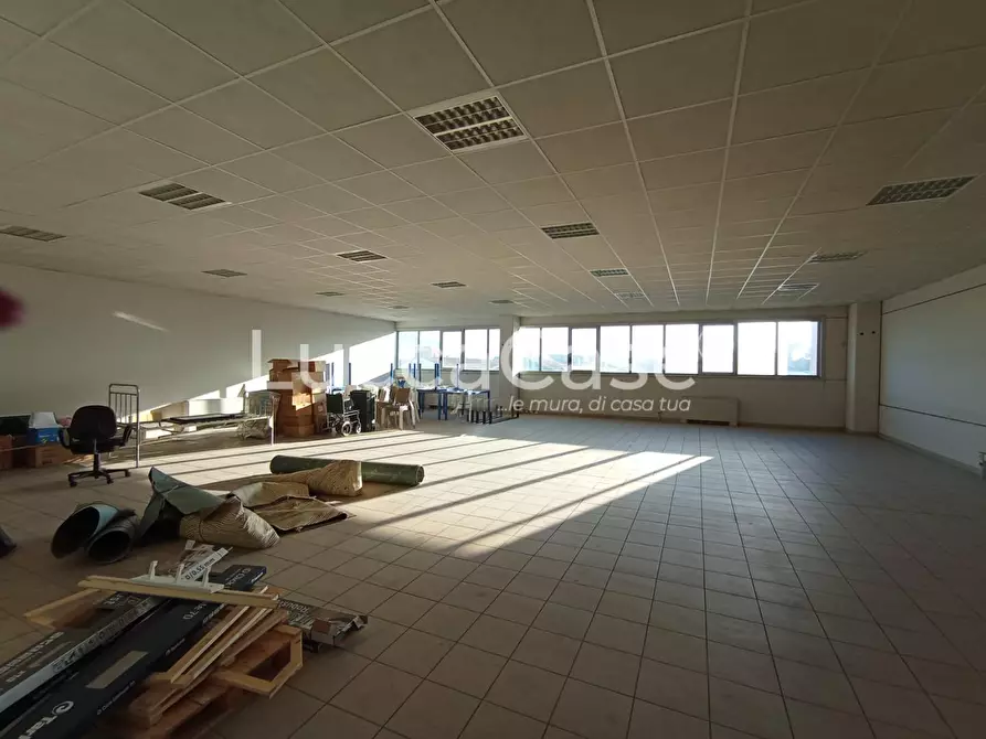 Immagine 1 di Ufficio in affitto  a Lucca