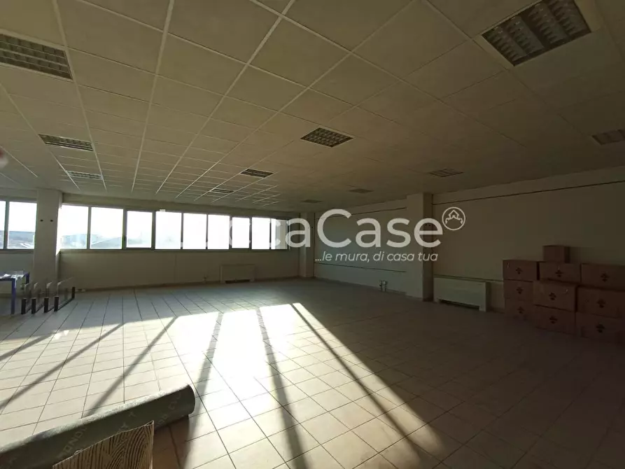 Immagine 4 di Ufficio in affitto  a Lucca