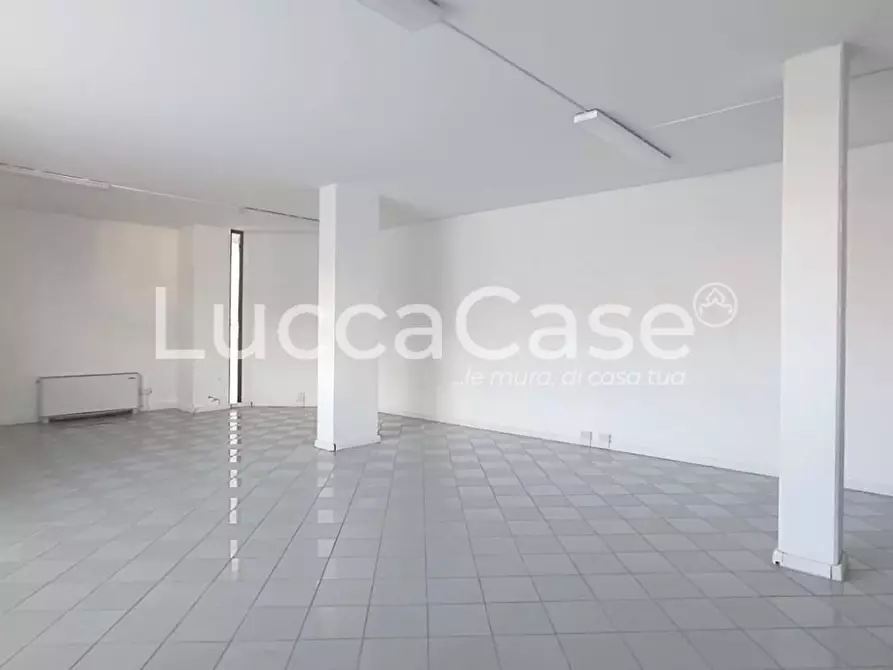 Immagine 9 di Ufficio in vendita  a Lucca