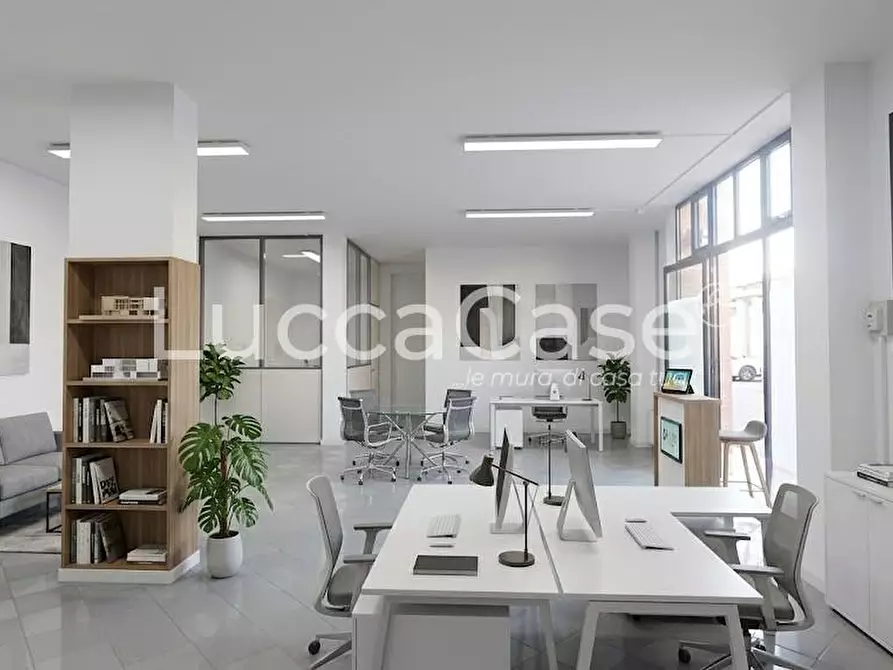 Immagine 1 di Ufficio in vendita  a Lucca
