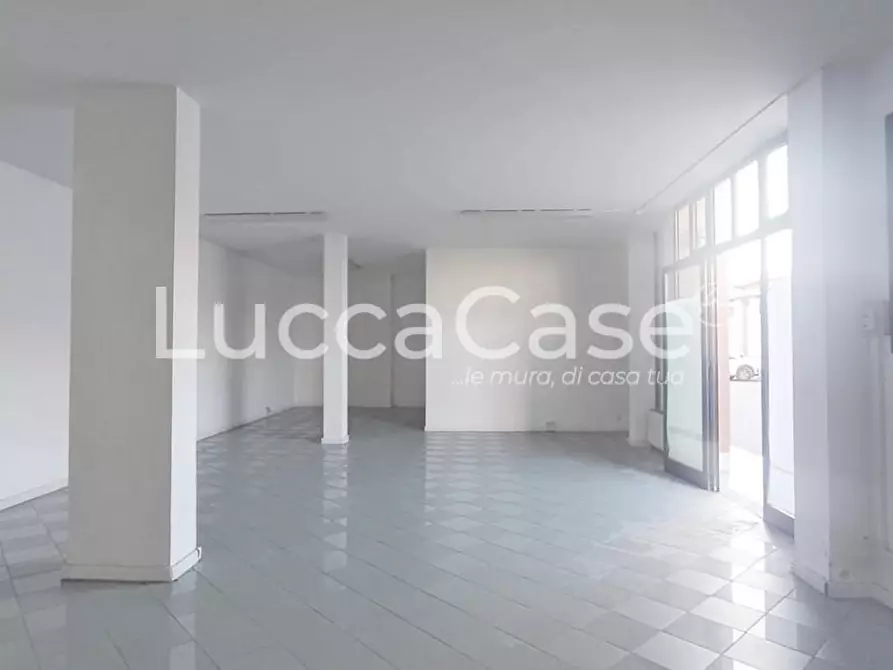 Immagine 2 di Ufficio in vendita  a Lucca