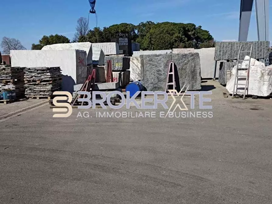Immagine 2 di Attività artigianale in vendita  a Castelnuovo Magra