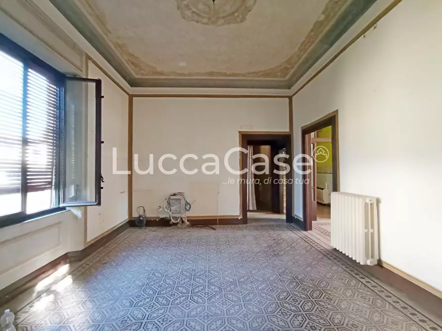 Immagine 25 di Ufficio in affitto  a Lucca