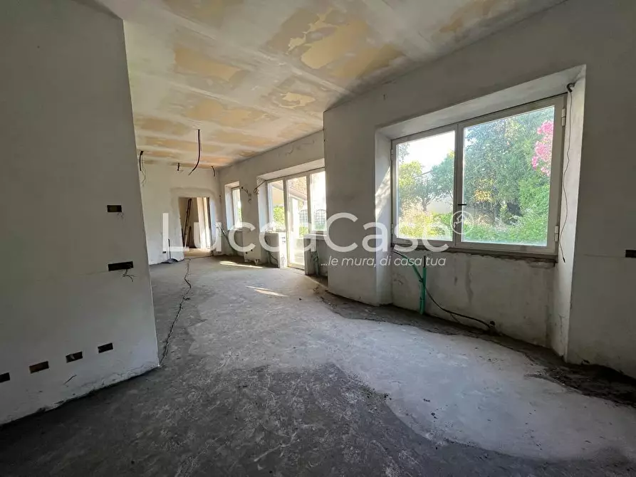 Immagine 11 di Villa in vendita  a Lucca