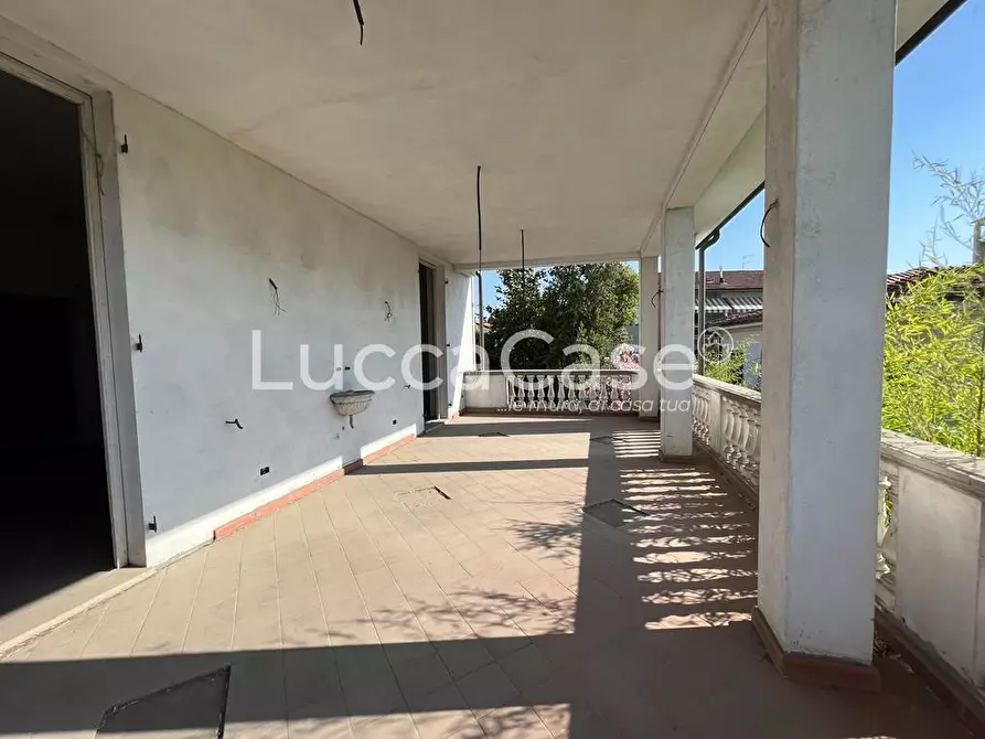 Immagine 1 di Villa in vendita  a Lucca