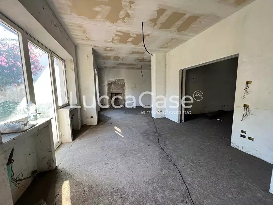 Immagine 4 di Villa in vendita  a Lucca