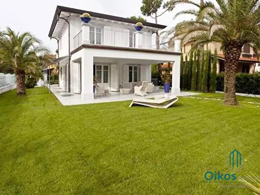 Immagine 1 di Villa in affitto  a Forte Dei Marmi