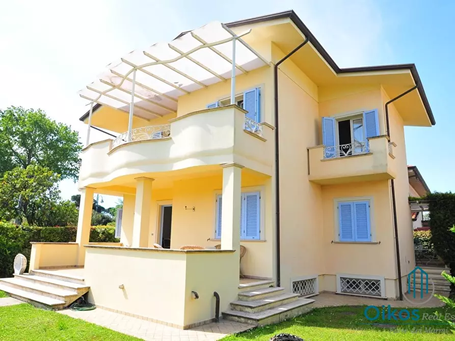 Immagine 4 di Villa in vendita  a Pietrasanta