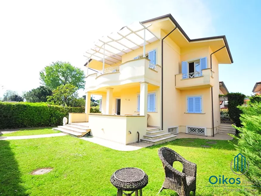 Immagine 3 di Villa in vendita  a Pietrasanta