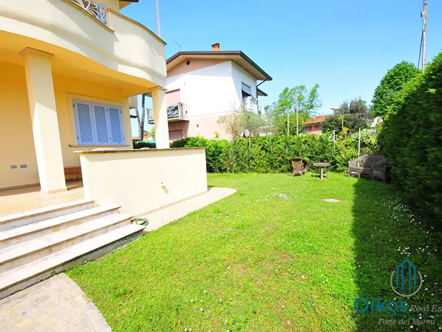 Immagine 5 di Villa in vendita  a Pietrasanta