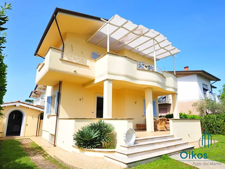 Immagine 2 di Villa in vendita  a Pietrasanta