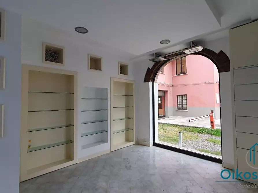 Immagine 2 di Attività commerciale in vendita  a Massa