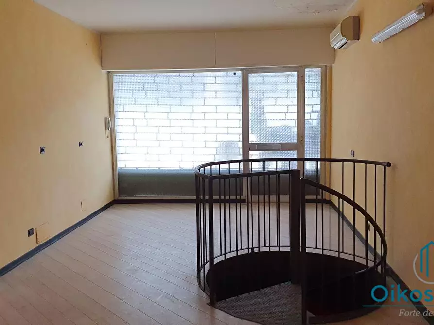 Immagine 8 di Attività commerciale in vendita  a Massa