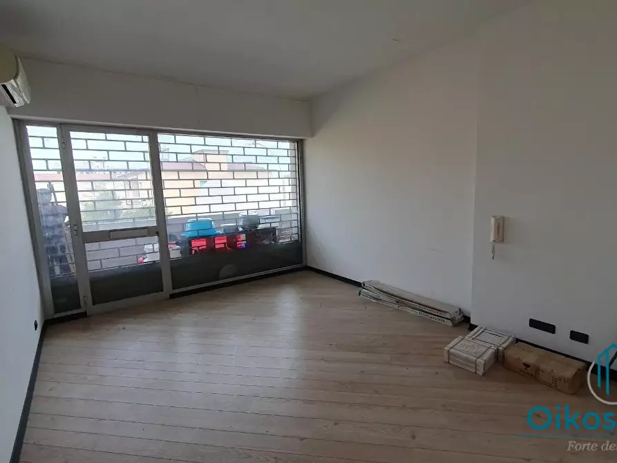 Immagine 13 di Attività commerciale in vendita  a Massa