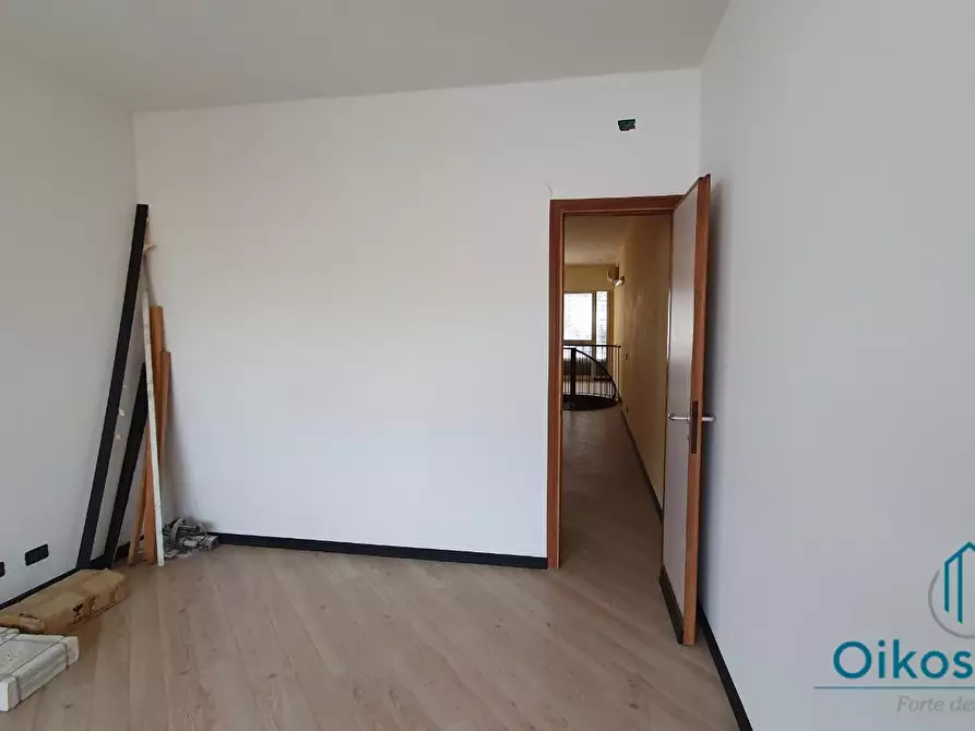 Immagine 12 di Attività commerciale in vendita  a Massa