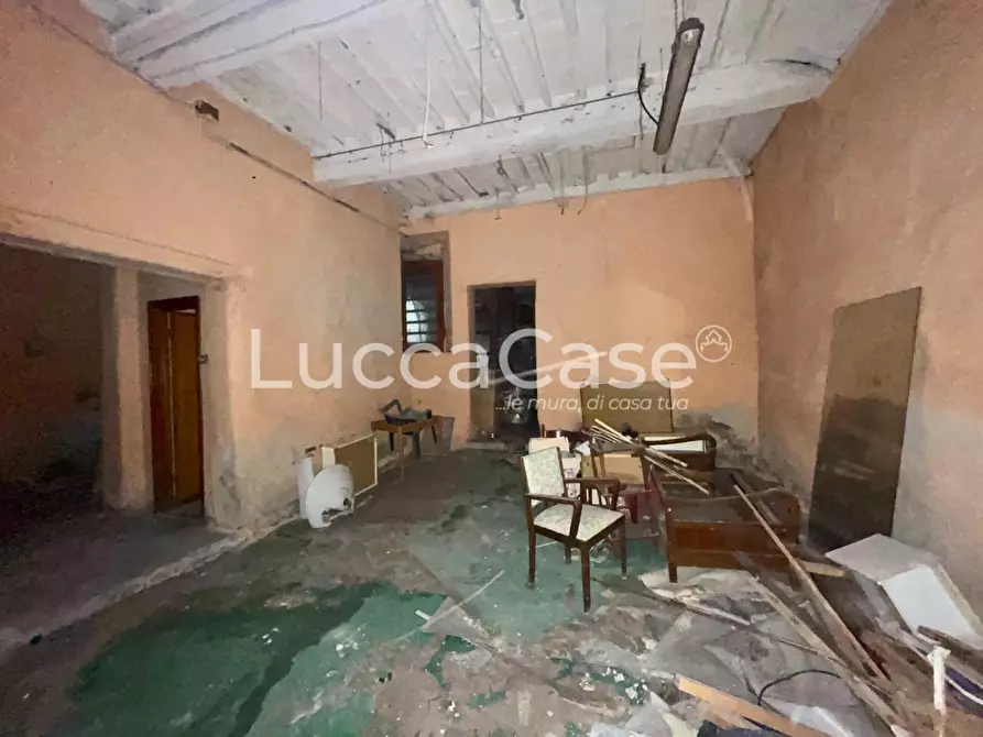 Immagine 22 di Locale commerciale in affitto  a Lucca