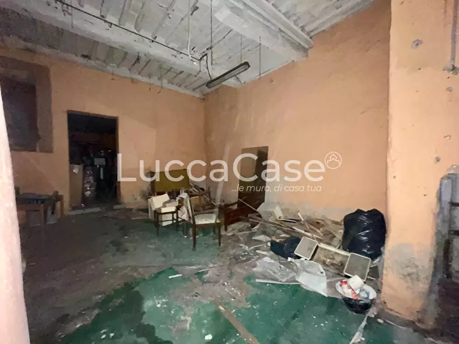 Immagine 21 di Locale commerciale in affitto  a Lucca