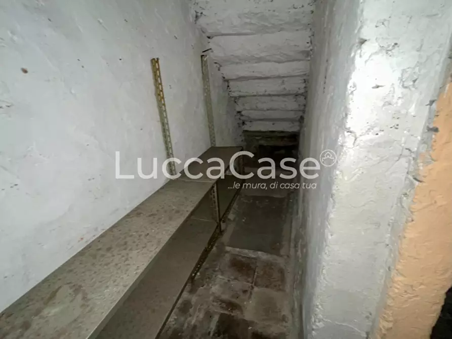 Immagine 20 di Locale commerciale in affitto  a Lucca