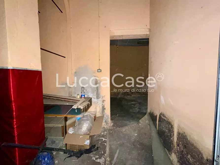 Immagine 23 di Locale commerciale in affitto  a Lucca