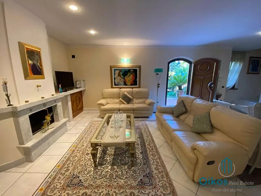 Immagine 2 di Villa in vendita  a Forte Dei Marmi