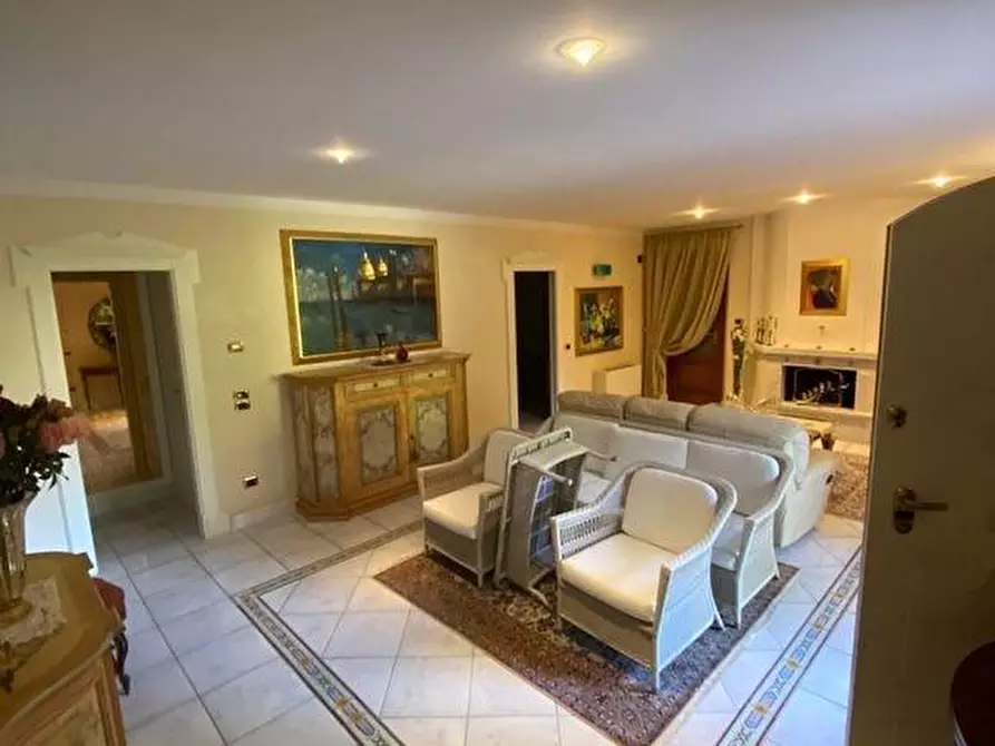 Immagine 10 di Villa in vendita  a Forte Dei Marmi