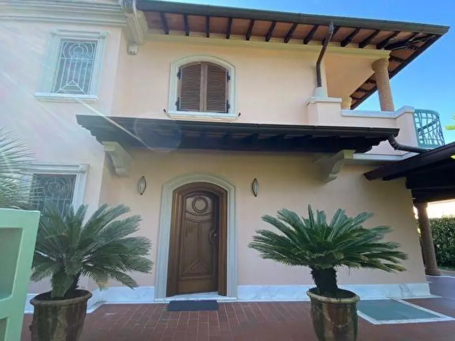 Immagine 31 di Villa in vendita  a Forte Dei Marmi