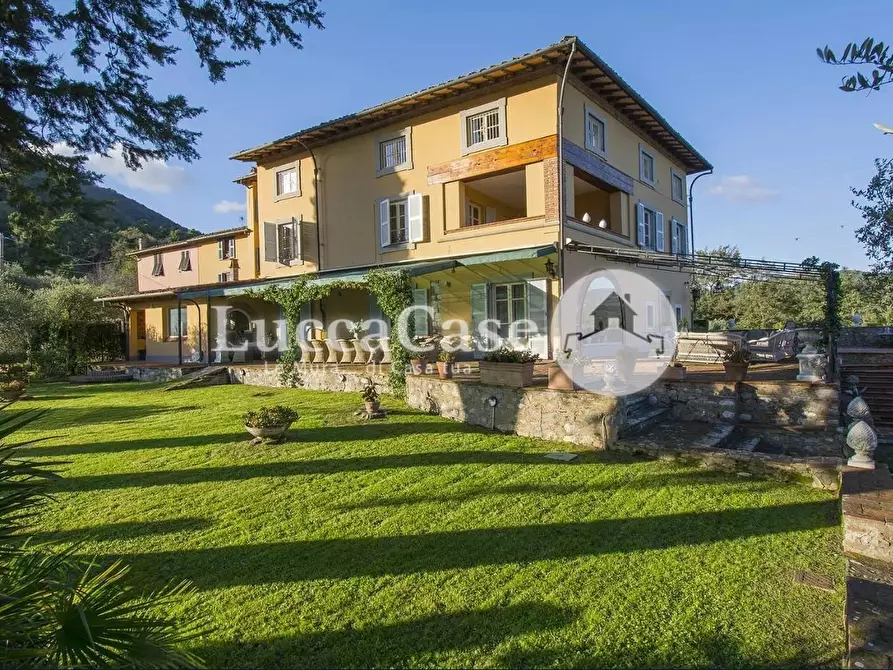 Immagine 1 di Villa in vendita  a Lucca