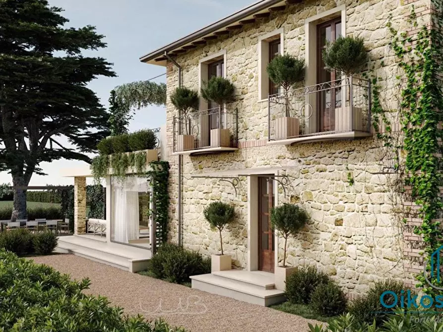 Immagine 1 di Villa in vendita  a Pietrasanta