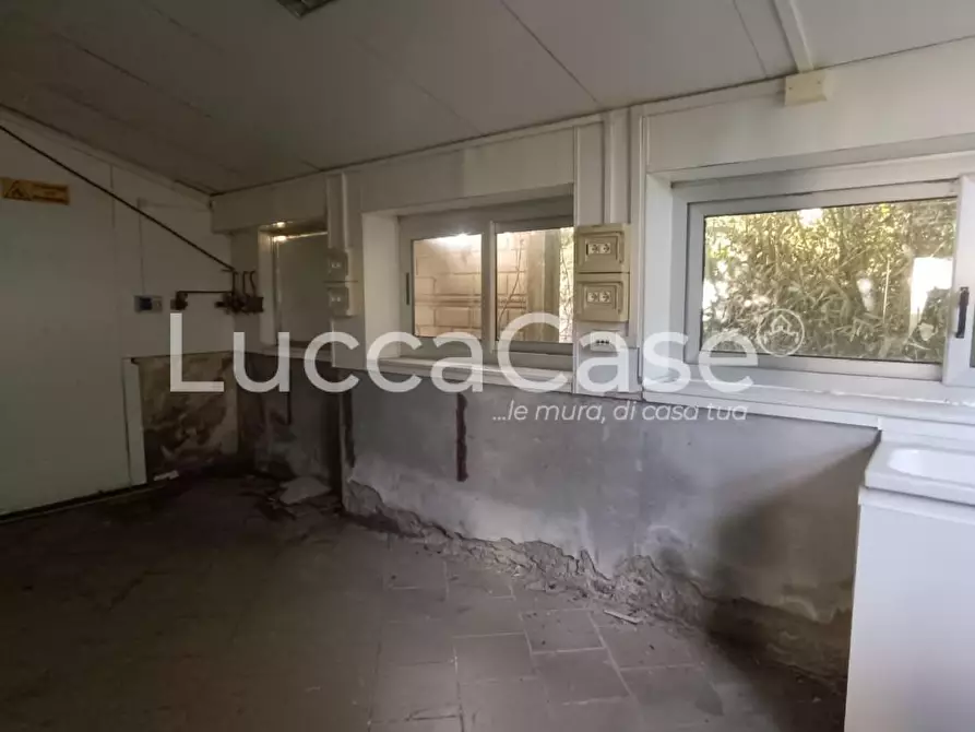 Immagine 8 di Locale commerciale in affitto  a Capannori