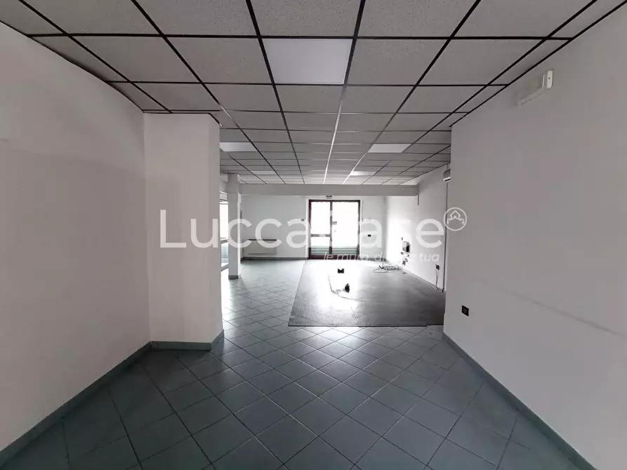 Immagine 5 di Locale commerciale in affitto  a Capannori