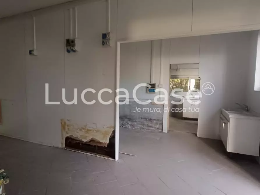Immagine 10 di Locale commerciale in affitto  a Capannori