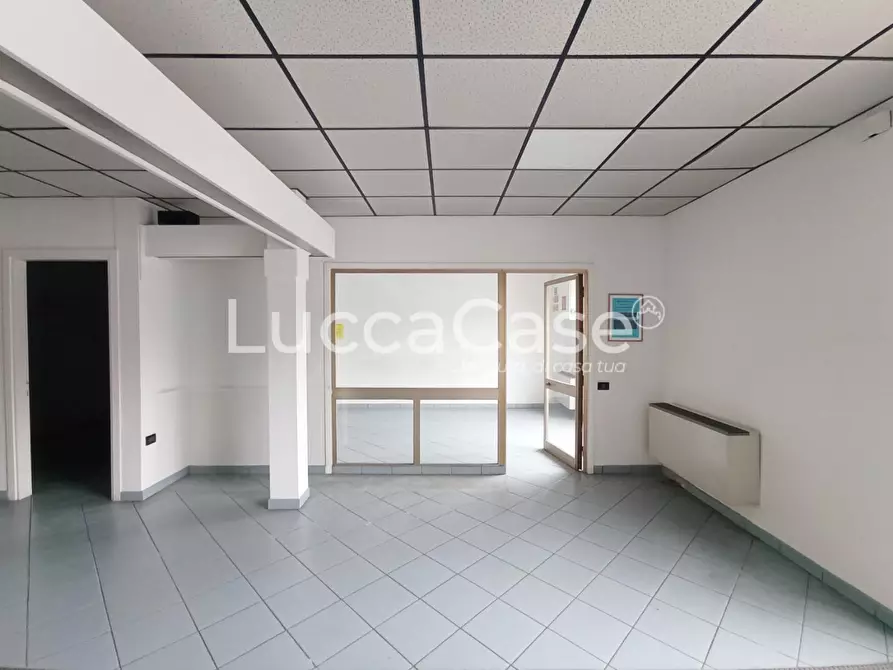 Immagine 4 di Locale commerciale in affitto  a Capannori