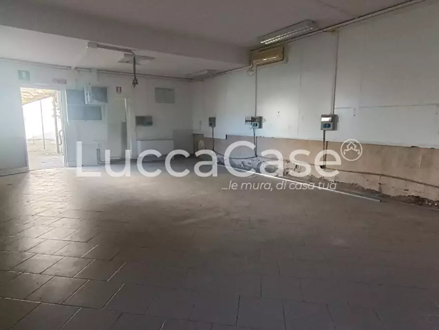 Immagine 7 di Locale commerciale in affitto  a Capannori