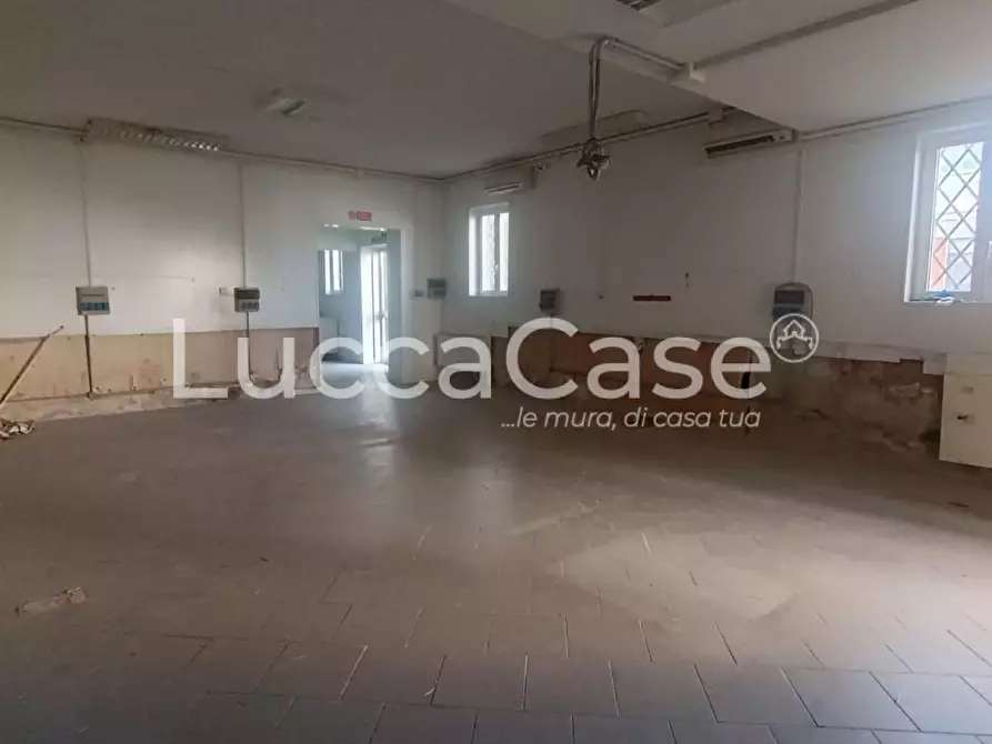 Immagine 9 di Locale commerciale in affitto  a Capannori