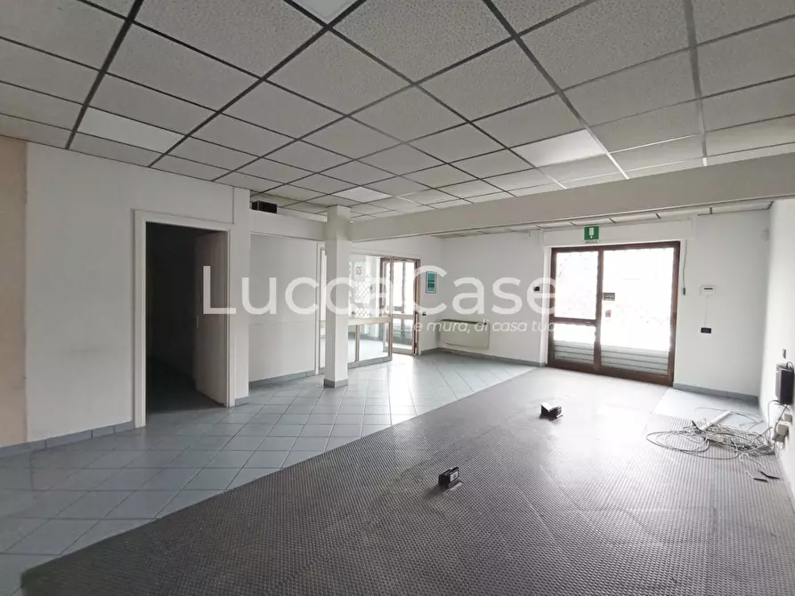 Immagine 2 di Locale commerciale in affitto  a Capannori