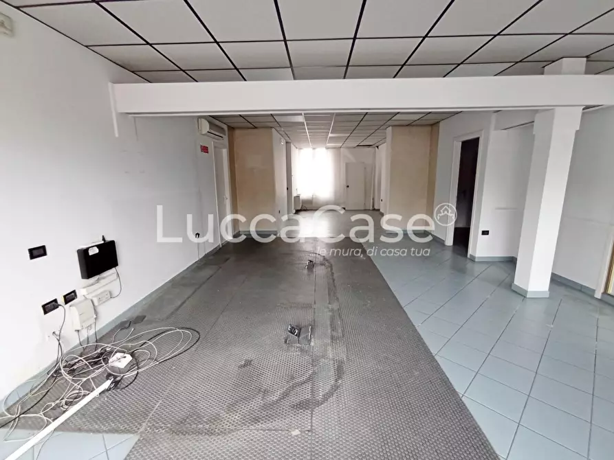Immagine 3 di Locale commerciale in affitto  a Capannori